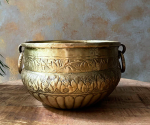 Macetas grabadas en latón vintage con diseño en relieve para el hogar y el jardín - Product Image 1