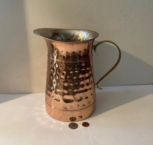 เหยือกสแตนเลสสตีลพรีเมี่ยมสำหรับของเหลวเย็นและร้อนมีดีไซน์เพรียวบางและเทได้ง่ายจากผู้ผลิตอินเดียทำด้วยมือ - Product Image 1