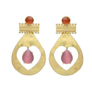 Pendientes dorados de ónix rojo en forma de lágrima con hidro de turmalina rosa - Product Image 1