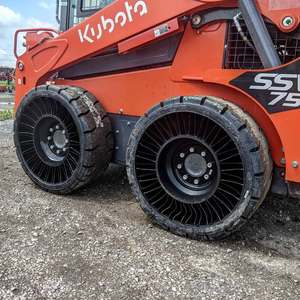 Excellent Condition Kubota SSV75 Skid Steer Loader Diesel Crawler Loader 75KW Orange Heavy Duty Construction Equipment Short - Product Image 4