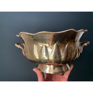 Tazón de latón martillado de estilo victoriano con interior dorado, borde y asas festoneados, maceta decorativa, tazón de almacenamiento o servicio - Product Image 2