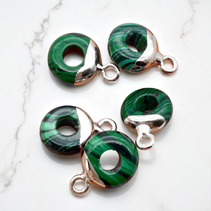 Cuentas redondas lisas de malaquita, colgante de abalorio de plata esterlina galvanizada con agujero grande para fabricación de joyas, colgantes de moda - Product Image 1