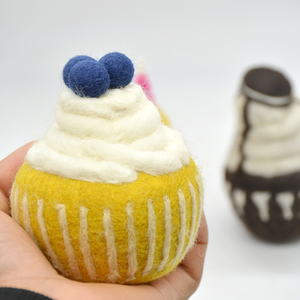 Ornement de cupcake en feutre de laine fait à la main avec un dessus de myrtille - Jouets de cupcake en feutre naturel pour la décoration intérieure - Product Image 2