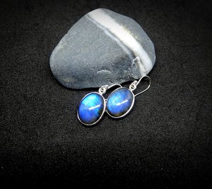 Pendientes de labradorita de plata de ley con ajuste de bisel incrustaciones ovaladas azules llamativas para bodas y fiestas - Product Image 1