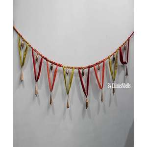 Guirlande de clochettes artisanale de 1,5 mètre sur le thème bohème pour la décoration de fêtes intérieures et extérieures, pour jardin, patio et autres espaces - Product Image 1