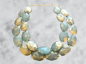 Collier de perles en résine de haute qualité, design plaqué or, bijoux de déclaration bohèmes pour femme, idéal pour les fêtes et mariages - Product Image 3