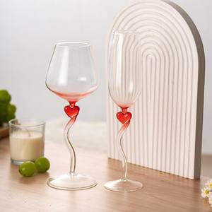 Copa de vino de cristal añade encanto y sofisticación a cualquier presentación de vino, fomentando la atención al momento presente mediante la promoción de un sorbo más lento y reflexivo. - Product Image 1