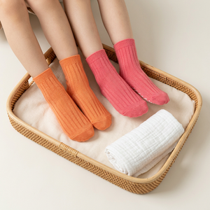 Chaussettes décontractées à semelle souple pour bébés et enfants avec ajustement antidérapant breveté à 90 degrés et tissu côtelé respirant - Product Image 1