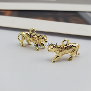 Tradebyd Sculpture contemporaine en métal moulé Décor de luxe moderne pour le bureau et la maison - Product Image 1