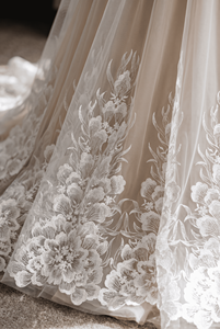 Tissu en dentelle brodée florale blanche unie, motif pivoine dense, en tulle, articles en stock, léger, pour robes de mariée et de soirée, pour filles - Product Image 5