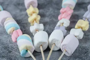 Venta al por mayor 24 piezas decoradas Marshmallow Pop Goma de uso diario para dulces