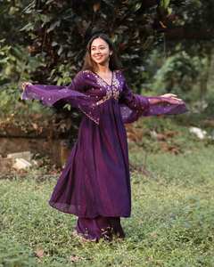 Hermosa colección Kurti-Palazzo de color púrpura, telas de seda Chinon con bordado de secuencia, trabajo para mujer - Product Image 4