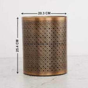 Construction en fer de poubelle en laiton métallique moderne innovante avec doublure intégrée pour un nettoyage facile dans les ménages occupés - Product Image 1