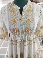 Robe courte de plage pour femme, style féminin et coquin, imprimé tribal et dentelle, avec broderies miroir et col à pompons