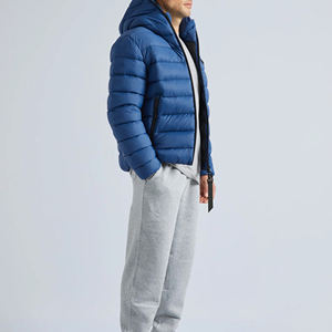 Chaqueta acolchada con capucha supersuave para hombre, cuello levantado hecho a medida de alta calidad con bolsillos laterales, estilo de invierno - Product Image 4