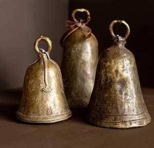 Cloches de vache galvanisées pures avec fabrication artisanale idéales pour les arrangements de puja sacrés décorations spirituelles ou vibrations ethniques - Product Image 3