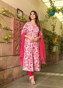 Guarda fuori da un set cinematografico da sogno mentre ti giri e cammini in questo elegante anarkali con materiale di alta qualità - Product Image 2