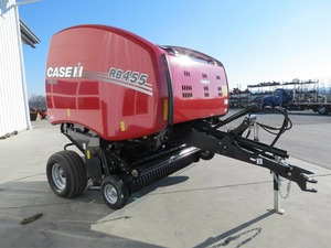 Presse à balles ronde Case IH RB455 2023, taille de balles de 4x5 pieds, configurable pour foin, ensilage, alimentateur rotatif, design à profil bas, économique. - Product Image 1