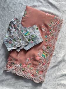 Sari de georgette sintético con C-Pallu, diseño blanco integral y bordados múltiples, borde Butti y de encaje, y blusa bordada. - Product Image 5
