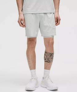 Elegantes pantalones cortos tipo cargo diseñados con la idea de la comodidad, la durabilidad y la funcionalidad en mente. Ideal para minoristas, distribuidores, comercio electrónico - Product Image 1
