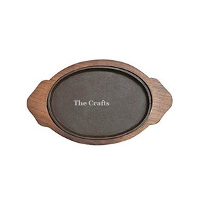 Diseño admirable Hierro Color negro Plato chisporroteante con base de madera Utensilios de cocina para el hogar Plato chisporroteante para servir alimentos - Product Image 1