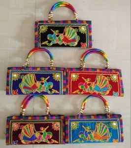 Sac à main à poignée artisanale avec design assorti et couleur de motif Sacs Banjara en tissu pour faveurs de mariage et occasion spéciale - Product Image 4