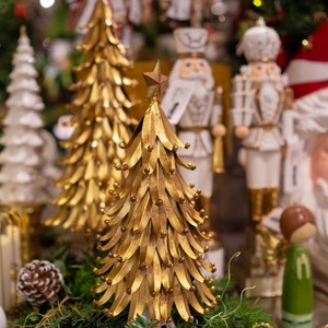 Sculpture d'arbre de Noël en métal doré pour la décoration de la table de salon et des vacances Accent d'affichage moderne pour la maison et les fêtes - Product Image 1