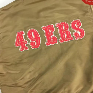 แจ็คเก็ตซาตินสีทอง San Francisco 49ers รุ่นวินเทจแท้ ปี 2025 สไตล์ Cool Satin  ย้อนยุคสู่วันแห่งความรุ่งโรจน์ แจ็คเก็ตคุณภาพสูงสำหรับผู้ชาย - Product Image 2
