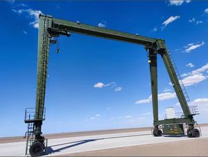 Grúa Pórtico Móvil Eléctrica con Certificación CE, 90 Toneladas, 25 Metros de Alcance, con Control Remoto y Polipasto - Product Image 2