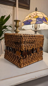 กล่องใส่กระดาษทิชชูสี่เหลี่ยมจัตุรัสทำมือจากหวายแกะสลัก ตกแต่งด้วยงานสานที่ทันสมัย เหมาะสำหรับวางบนโต๊ะทำงาน Tradebyd - Product Image 3