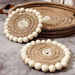 Sous-verre en rotin tissé traditionnel parfait pour préserver l'artisanat culturel tout en servant un but pratique dans les maisons modernes - Product Image 1