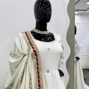 Hermoso Vestido de Fiesta con Pent y Dupatta con Bordado de Hilo y Lentejuelas - Product Image 1
