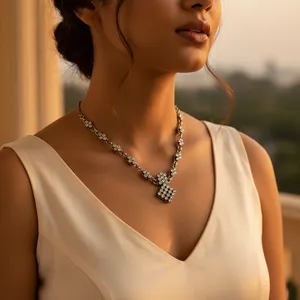 Collier en cristal argenté oxydé pour femmes, bijou élégant pour les occasions spéciales - Product Image 1