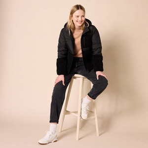 Abrigos acolchados de mujer con logotipo personalizado OEM de color negro Chaquetas acolchadas de burbujas Chaqueta cálida de Invierno para mujer - Product Image 5