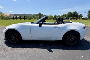 Mazda MX-5 Miata Club 2023 Usado, Transmisión Manual de 6 Velocidades, Paquete Brembo/BBS/Recaro, Modificaciones de Rendimiento - Product Image 2