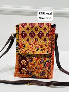 Sac fourre-tout à bandoulière moyen pour femmes et filles Tissu imprimé Handblock avec poche arrière zippée Modèle n ° 1251 Fabriqué en Inde - Product Image 2