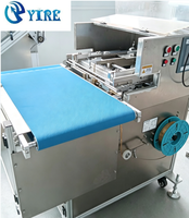 Machine d'emballage de sachets préfabriqués avec mécanisme de fermeture à torsion