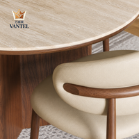 Table à manger en bois massif de luxe Vantel et chaises en cuir pour projets de mobilier de villa haut de gamme, fournisseur B2B
