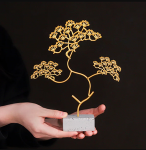 Estatua de mármol y metal Premium moderna de latón AK con acabado dorado para decoración de sala de estar y centro de mesa de hotel - Product Image 4