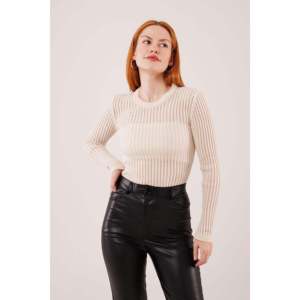 Vente en gros de chemisiers en crème avec manches longues transparentes en tissu tricoté - Product Image 2