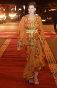 Caftan long et ample marron pour femmes royales malaisiennes avec de magnifiques broderies et décorations de perles - Product Image 1
