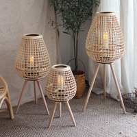 Candelabros con patas decorativas baratas de bambú, lámpara de pie de esquina y artesanías de ratán para centros de mesa de boda, iluminación