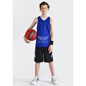 Camisetas de baloncesto reversibles para niños jóvenes, uniformes de equipo atlético de poliéster personalizados, conjuntos deportivos transpirables de rendimiento en blanco - Product Image 1
