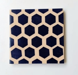 ที่รองแก้วเรซิ่นอเนกประสงค์สำหรับเครื่องดื่มที่รองชาทำจากยางเรซินโลโก้ตามสั่งสำหรับบ้านโรงแรมร้านอาหารเครื่องใช้บนโต๊ะอาหารอุปกรณ์ครัว - Product Image 1