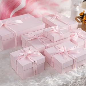Boîte cadeau rose de luxe avec couvercle amovible, ruban estampé, emballage personnalisé écologique et biodégradable pour occasions spéciales - Product Image 1