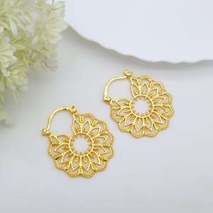 Vente en gros laiton ethnique couleur or 18 carats boucles d'oreilles de fleur festive unisexe attrayant fait à la main à la mode à la mode troisième - Product Image 2