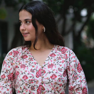 Top Corto de Algodón Cómodo y Elegante para Mujer, Cuello en V, Estampado Atrevido, Talla XS, Mangas Ligeras - Product Image 1