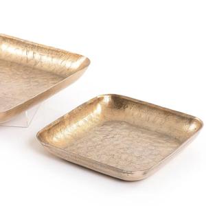 Plateau de service carré en métal rustique avec de beaux motifs en relief, idéal pour des présentations élégantes - Product Image 4