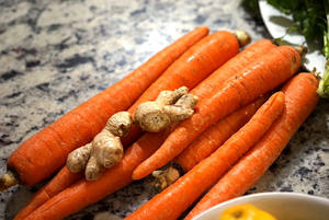 Carottes Biologiques Fraîches de Qualité Supérieure Cultivées à la Ferme Carottes Croquantes Collation Saine Légume Approvisionnement en Vrac pour le Marché de Gros - Product Image 2