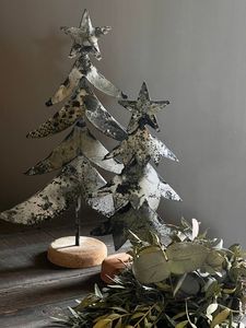 Sapin de Noël en métal unique adapté aux espaces d'appartements de décoration de Noël contemporains ou aux présentoirs d'arbres alternatifs - Product Image 2